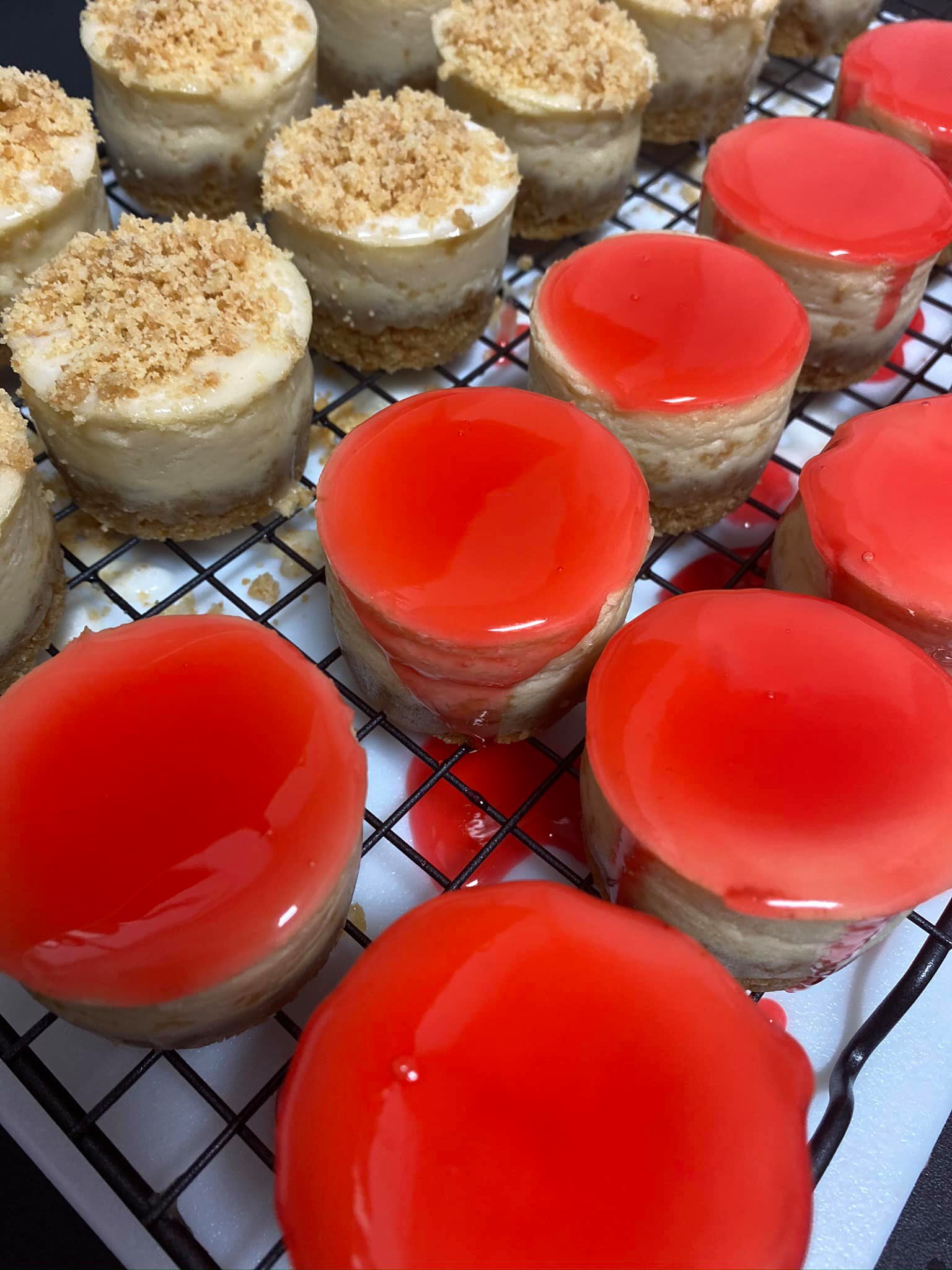 Crumble and red glaze cheesecakes